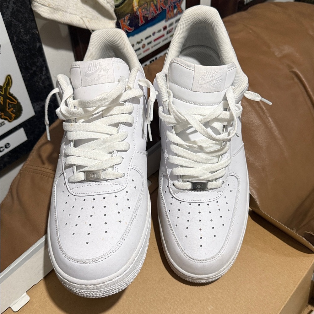 Men’s Nike Air Force 1 White Sneakers Classic Low-Top Design /worn once